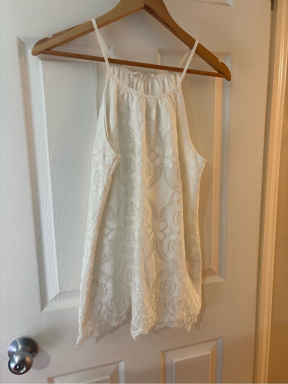 Solitaire white lace lined tank blouse floral size medium scalloped hem